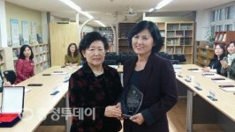 김인식 대전시의장 체육관 건립 공로 관저초로부터 감사패 받아
