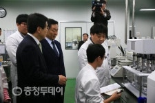 “일학습병행제 일자리 창출 기여” 황 총리 참여 근로자·교사 격려