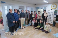 청주 산남동 민화서예교실 경로당에 작품 기증