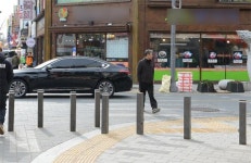 차만 막아야하는데 사람까지 잡는 말뚝..보행자 불만 폭주