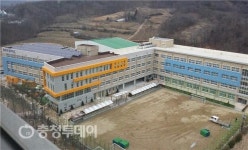 아산 월랑초교 신축이전 완료… 전교실 80인치 전자칠판