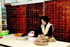 7080 옛정취 물씬… 색바랜 간판 100년 시간을 추억하다