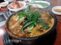 얼큰하고 걸쭉한 ‘뼈해장국’ 쓰린속 달래는데 최고