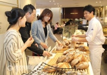 갤러리아 타임월드 “유명 동네 빵집 한곳서”