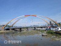 ‘일곱빛깔 무지개다리’로 변신한 영동제1교