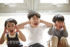[사람들이 짖는 소리에  일상의 고막이 찢어진다]