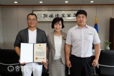 김양희 충북도의장 ‘자랑스런 시민 윤진철·우호돈씨 격려