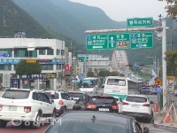 ‘천연 에어컨’ 재가동… 고수동굴 인파만파