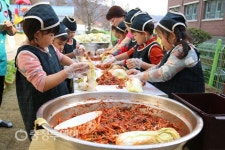 진천 성암초 병설유치원 “꼬물꼬물 고사리손으로 김장 담가요”