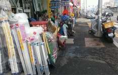 ‘인도’인데… 대전 은행동·오정동 상가 일대 불법 적치물 눈살