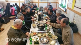 청주 효자촌묵집 13년째 어르신초청 경로잔치
