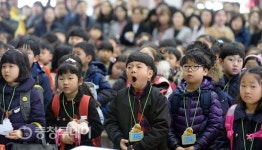 “아함~ 초등학생 되니 피곤하네”