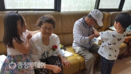 세종 아름동 어린이들 경로당 찾아 카네이션 달아드려