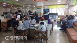 길고 긴 여권발급…청주 서원구청 발급량 폭증