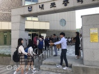 충남지역 학교 스승의 날 新 풍속도… “포옹으로 달래요”
