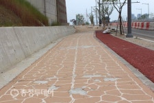 청주 엘지로 ‘누더기 도로’ 논란…보행자 도로 곳곳 바닥재 뜯겨져