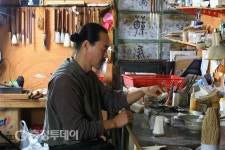 40여년 붓 제작 외길인생… 증평서 꽃 피우다