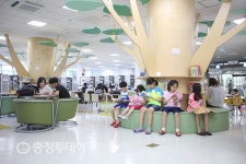 바캉스 대신 ‘북캉스’… 단양 다누리도서관 인기