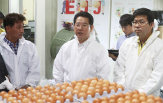 김영록 장관 산란계 농장 방문