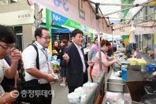 국가기술표준원 ‘전통시장 장보기’…음성 무극시장서 상품 구입