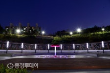 야간 조명으로 운치 더한 제천시 청전동 시민공원