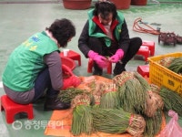 청주시 가경동 새마을지도자회 ‘사랑의 김장담그기’