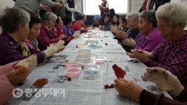 청주 흥덕구, 경로당 노인 대상 ‘찾아가는 공예수업’