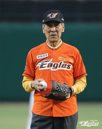 한화 이글스, 홈 개막전 시구자 김영덕 전 감독