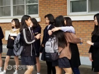 서천여중, 행복한 등교맞이 프리허그데이 행사 실시