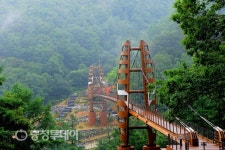 증평 좌구산 명상구름다리 10만명 건넜다…국내 최장 현수교