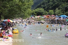 옥천 장령산자연휴양림, 천혜자연 금천계곡 물놀이장 여름휴식 최적지