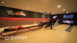바깥은 푹푹 쪄요…시원한 실내서 ‘스크린 레포츠’