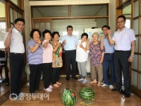 청주 흥덕신협, 운천신봉동 경로당 찾아 복수박 나눔행사