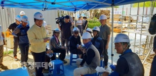 “폭염경보 발효땐 작업 잠시 멈추세요”…오세현 아산시장 건설현장 방문