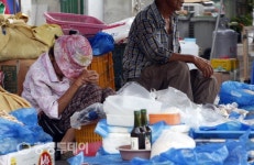 [르포] 냉방기 없는 충남 5일장 뜨거운 장터… 고령 상인 위태