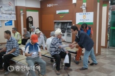 옥천농협 “무더위 고통 나눕니다”…객장 개방 휴식공간 제공