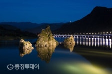 단양 랜드마크 도담상봉, 낮에 본 풍경…밤에 황홀경이 됐다