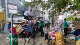 청주 우암동 새마을지도자協, 재활용품 분리수거 작업
