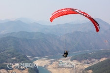 단양 곳곳 펼쳐보세요…패러 글라이딩 명소 ‘두산’ 인기
