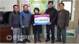 단양 가곡초 총동문회 가곡면사무소에 성금 100만원
