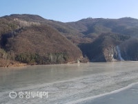도로가 한달째 꽁꽁…단양주민들 “충주댐 물 방류하라”