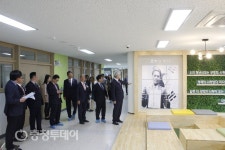 덕산중학교 내포 신교사 숲속도서관 개관식 가져