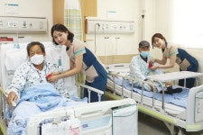 순천향대학교 부속 천안병원, 어르신 환자에 카네이션 달아주기
