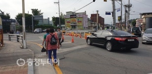 옥천 교량공사 도로 불법점용 … 주민 위협