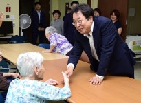 이상천 제천시장, 그린실버홈 노인요양시설 위문