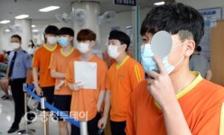 대전·충남지방병무청 검사받는 입영대상자들