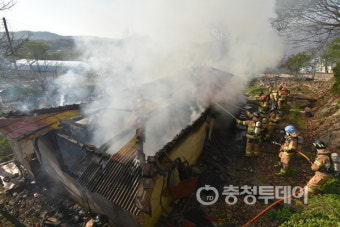 서울 성북구 성북동 별서에서 화재 발생, 소방대원들 진화에 힘 순풍