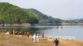 청주 문의대교 산불진화 헬기 대청호 추락… 1명 구조 1명 심정지