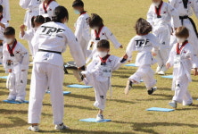 태권도 기합소리로 가득 안전한 한국서 희망 품어
