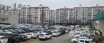 차는 어디에 세우나 공영주차장 부지에 커뮤니티센터 건립 볼멘소리